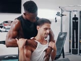 El negro del gimnasio le mete mano mientras entrena