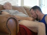Le hago una buena mamada a mi abuelo en el sofá - Incesto