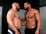 Dos gays cachas tipo oso follando en los vestuarios del gimnasio - Osos