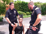 Antes de llevarlo detenido a comisaria le pegaron una empotrada - XXX